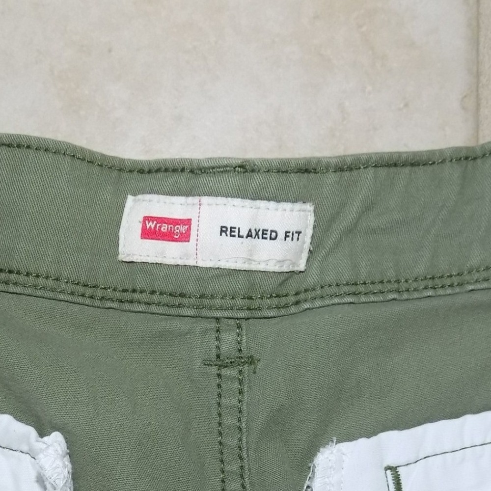 Wrangler Relaxed Fit Cargo Shorts Olive Green Mens 32x10 112366438 - Picture 2 of 6